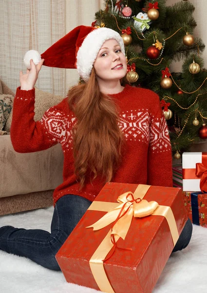 Hermosa chica con cajas de regalo en la decoración de Navidad en casa. Año nuevo víspera y concepto de vacaciones de invierno . — Foto de Stock