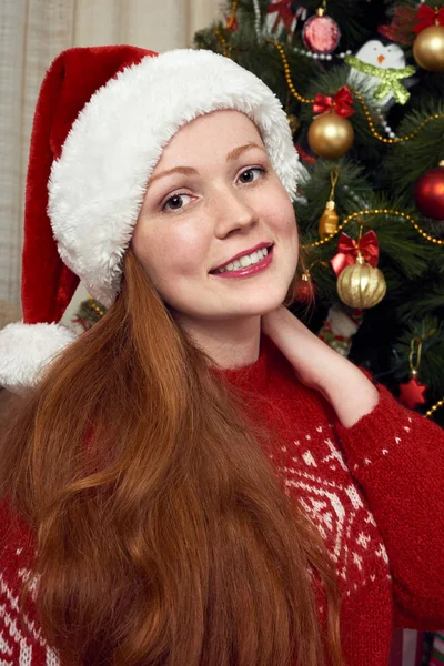 Dívka, oblečený jako santa vánoční dekorace doma. Nový rok eve a zimní dovolená concept. — Stock fotografie