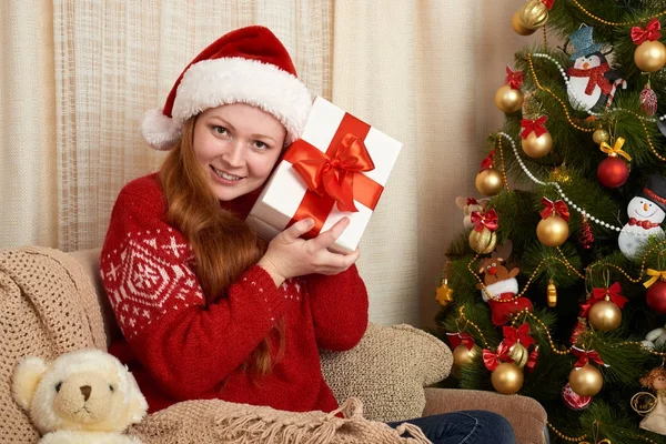Belle fille avec des boîtes-cadeaux dans la décoration de Noël à la maison. Nouvel an et concept de vacances d'hiver . Photo De Stock