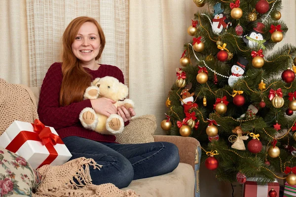 Krásná dívka v Vánoční dekorace doma. Nový rok eve a zimní dovolená concept. — Stock fotografie