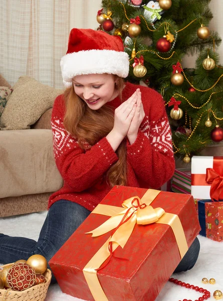 Krásná dívka s dárkové krabičky vánoční dekorace doma. Nový rok eve a zimní dovolená concept. — Stock fotografie