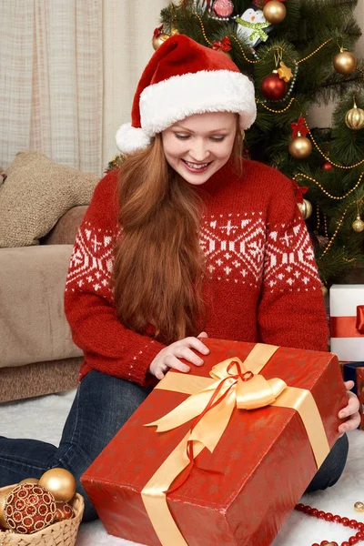 Mooi meisje met geschenkdozen in Kerstdecoratie thuis. New year eve en winter concept van de vakantie. — Stockfoto