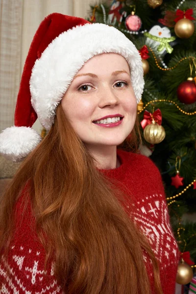 Mädchen verkleidet als Weihnachtsmann in Weihnachtsdekoration zu Hause. Silvester- und Winterferienkonzept. — Stockfoto