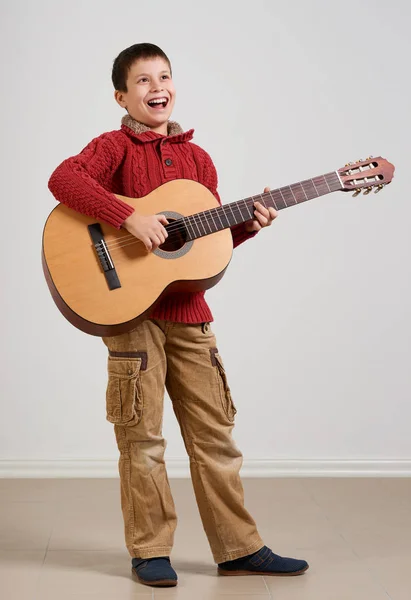 Chlapec se baví s kytarou, takže hudba a zpěv — Stock fotografie