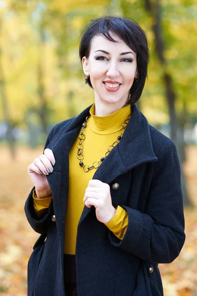 Beautiful woman portrait in autumn outdoor, yellow leaves and trees on background, fall season — Stock Photo, Image