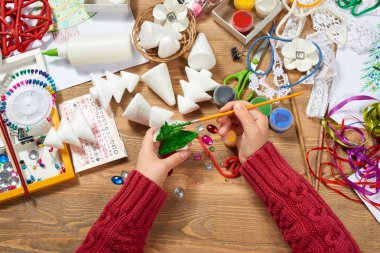 Çocuklar el sanatları ve oyuncaklar, Noel ağacı ve diğer olun. Resim suluboya. Üstten Görünüm. Sanat işyeri yaratıcı aksesuarlar ile. Düz yatıyordu sanat araçları.
