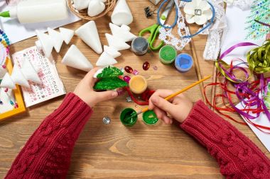 Çocuklar el sanatları ve oyuncaklar, Noel ağacı ve diğer olun. Resim suluboya. Üstten Görünüm. Sanat işyeri yaratıcı aksesuarlar ile. Düz yatıyordu sanat araçları.