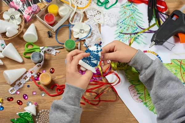 I bambini fanno artigianato e giocattoli, albero di Natale e altro. Dipingere acquerelli. Vista dall'alto. Lavoro d'arte con accessori creativi. Strumenti di arte laica piatto . — Foto Stock