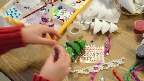 Kinderen Maken Ambachten Speelgoed Kerstboom Andere Schilderij Aquarellen Bovenaanzicht Werkplek — Stockvideo