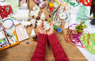 Çocuklar el sanatları ve oyuncaklar, Noel ağacı ve diğer olun. Resim suluboya. Üstten Görünüm. Sanat işyeri yaratıcı aksesuarlar ile. Düz yatıyordu sanat araçları.