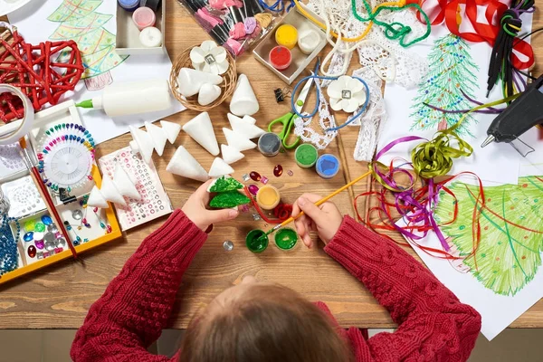 Kinder basteln Bastel- und Spielsachen, Weihnachtsbaum und anderes. Aquarelle malen. Ansicht von oben. Kunstwerk-Arbeitsplatz mit kreativen Accessoires. flache Laien-Kunstwerkzeuge. — Stockfoto