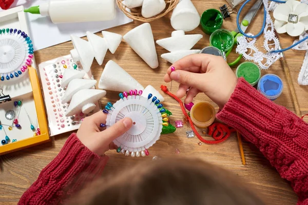 I bambini fanno artigianato e giocattoli, albero di Natale e altro. Dipingere acquerelli. Vista dall'alto. Lavoro d'arte con accessori creativi. Strumenti di arte laica piatto . — Foto Stock