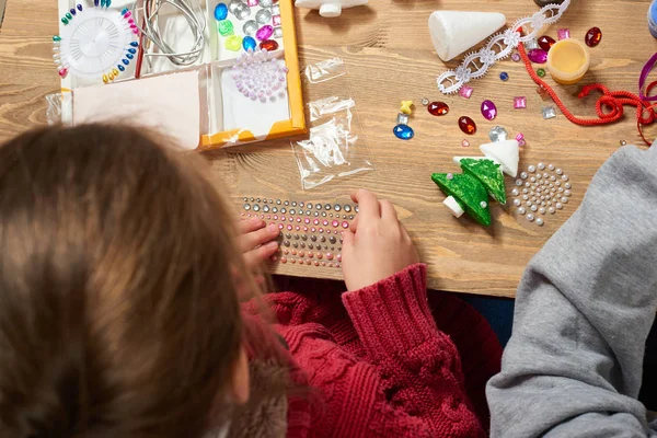 Los niños hacen manualidades y juguetes, árbol de navidad y otros. Pintura acuarelas. Vista superior. Artwork lugar de trabajo con accesorios creativos. Herramientas planas de arte laico . — Foto de Stock