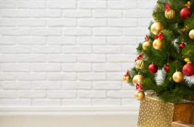Noel ağacı ve boş tuğla duvar, klasik beyaz iç zemin arka plan, metin, kış tatil kavramı için yer Kopyala