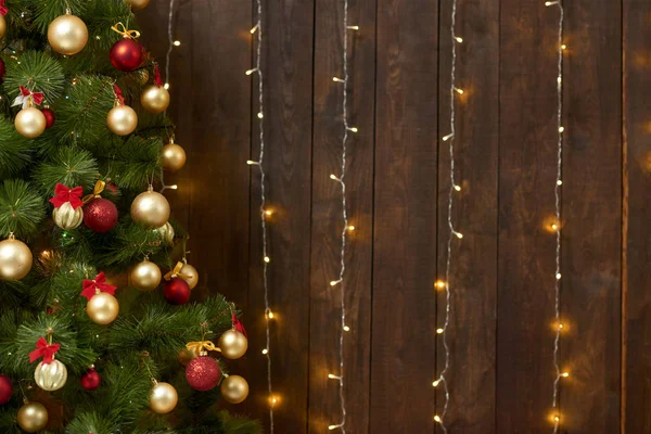 Fondo de madera abstracta con árbol de Navidad y luces, fondo interior oscuro clásico, espacio de copia para el texto, concepto de vacaciones de invierno — Foto de Stock