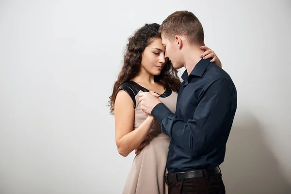 Retrato de jovem casal posando no fundo branco — Fotografia de Stock