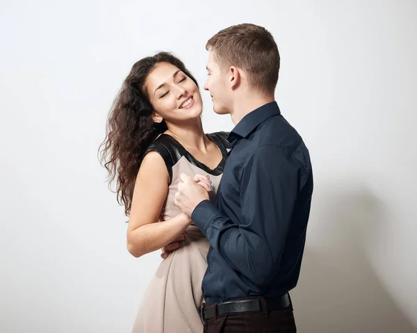 Romantiska par poserar på vit bakgrund — Stockfoto