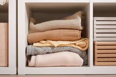 beyaz raf raflar dolusu malzeme ile