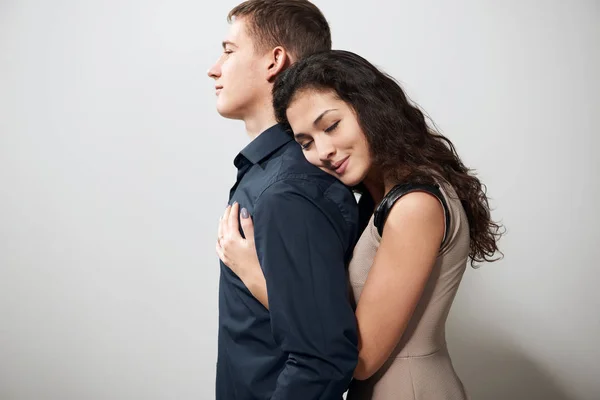 Portret de cuplu tânăr care pozează pe fundal alb, concept de dragoste — Fotografie, imagine de stoc