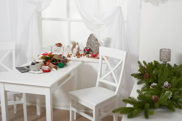 白色房间内部与圣诞节装饰, 窗口, 桌和椅子 — 图库照片