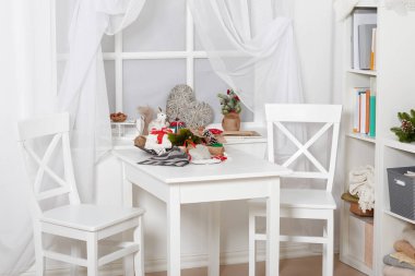 beyaz oda iç Noel dekorasyonu, pencere, masa ve sandalye
