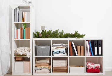 beyaz oda iç Noel dekorasyonu, raf öğelerle ile