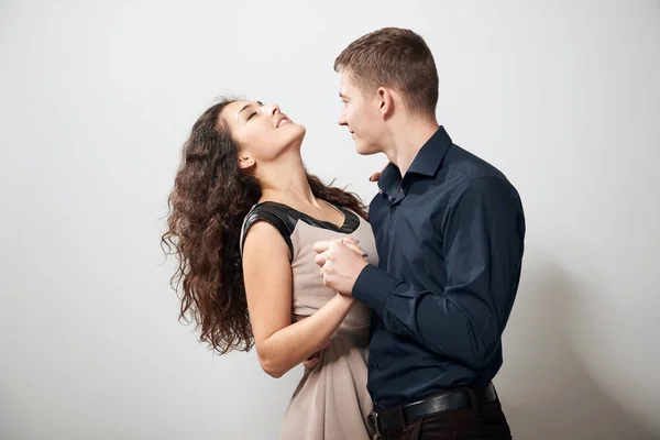 Casal romântico posando no fundo branco — Fotografia de Stock