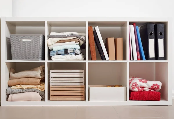 beyaz raf raflar dolusu malzeme ile