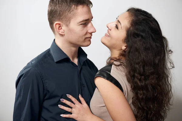 Romantisches Paar posiert auf weißem Hintergrund, Liebeskonzept — Stockfoto