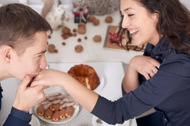 mutlu çift öpüşme ve kapalı çay içme