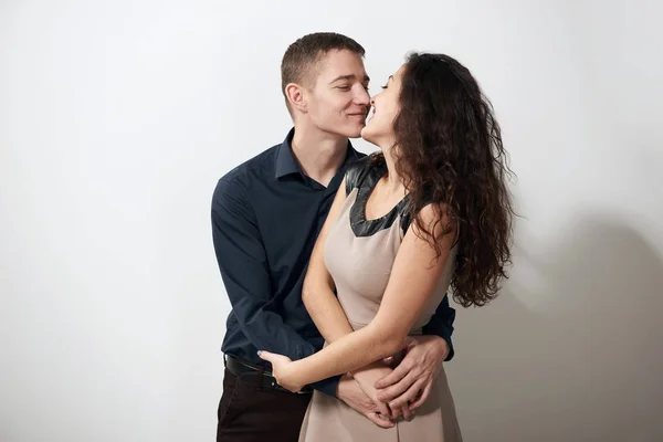 Ρομαντικό ζευγάρι ποζάρει σε άσπρο φόντο, η έννοια της αγάπης — Φωτογραφία Αρχείου
