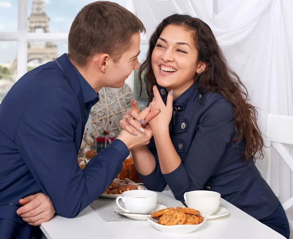 Lyckligt par kaffedrickande nära fönster med utsikt över Eiffel tower - resa och älskar koncept — Stockfoto