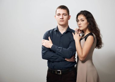 Romantik Çift beyaz zemin üzerine, aşk kavramı poz