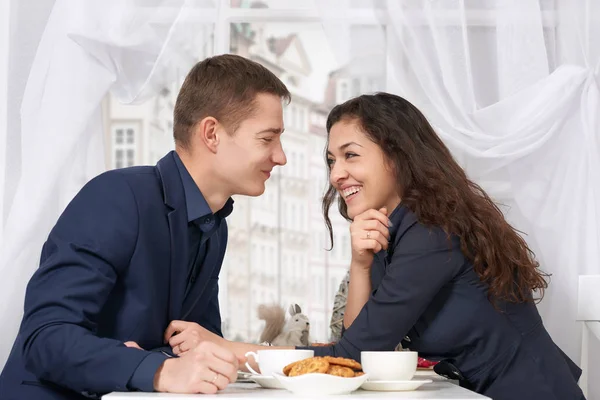Szczęśliwa para, picia kawy i rozmowy w pobliżu okna z ulicy Zobacz - podróży i koncepcja miłość — Zdjęcie stockowe