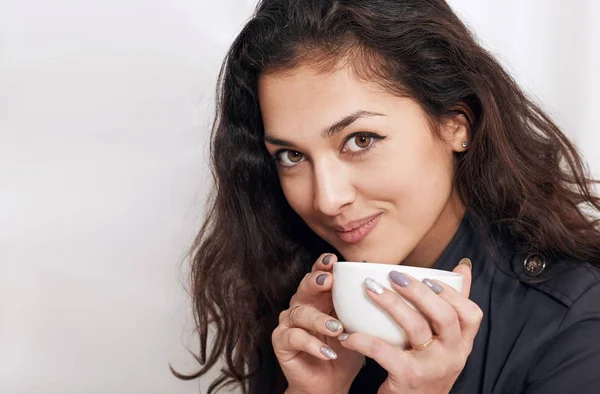 Jovem mulher retrato com xícara de chá ou café, belo rosto close-up com cabelo encaracolado preto — Fotografia de Stock