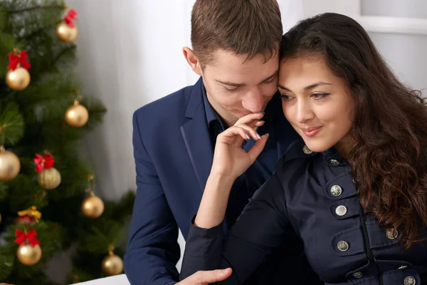 Ritratto di coppia felice vicino all'albero di Natale, bere caffè e parlare - concetto di amore e vacanza — Foto Stock