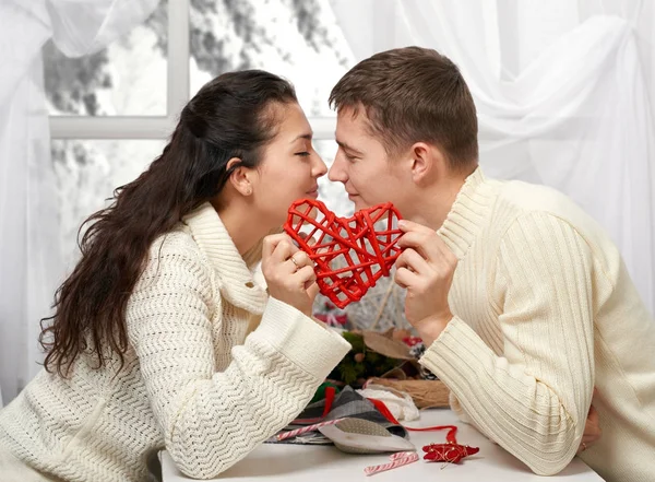 Молода пара цілується і показує червоне серце, щасливі люди романтична і любовна концепція — стокове фото