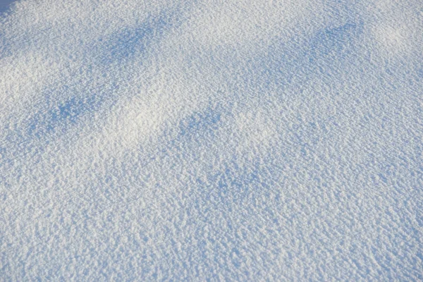 Сніг для текстури або фону в сонячний день, яскраве світло з тінями, плоский ліжко, вид зверху, чистий і ніхто — стокове фото