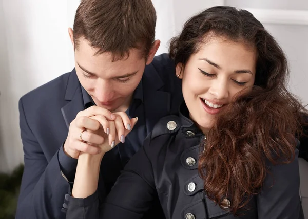 Jong koppel staand, gelukkige mensen - romantisch en liefde concept — Stockfoto