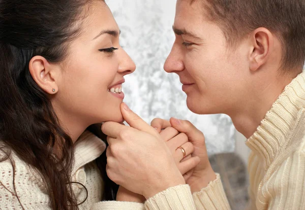 Coppia ritratto vicino alla finestra con stagione invernale, vestito di bianco, viso primo piano, amore e concetto di vacanza — Foto Stock