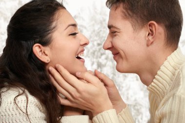 Çift portre ile kış sezonu, pencere yakınındaki beyaz giyinmiş yüzü closeup, sevgi ve tatil kavramı