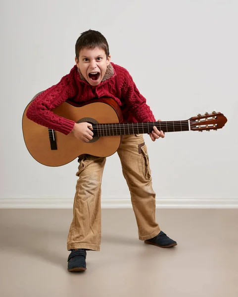 Chlapec se baví s kytarou, takže hudba a zpěv — Stock fotografie