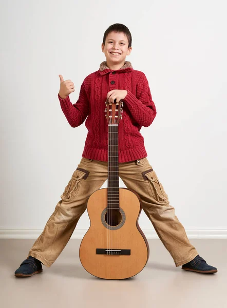 Boy having fun with guitar, making music and singing — Stock Photo, Image