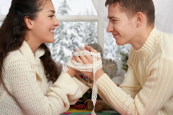 Retrato de pareja cerca de la ventana con temporada de invierno, vestido de blanco, primer plano de la cara, el amor y el concepto de vacaciones —  Fotos de Stock