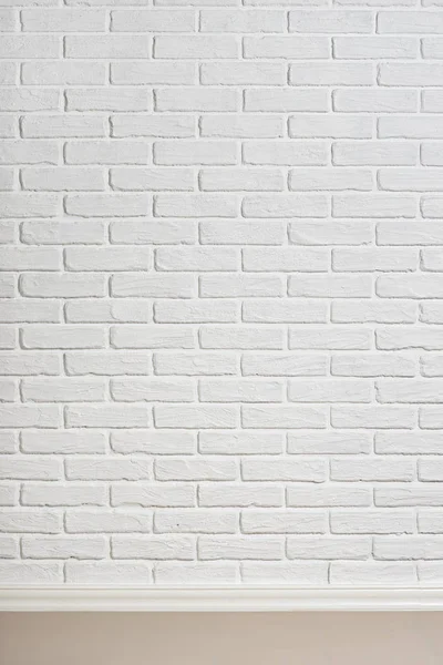Witte bakstenen muur met vloer binnen voor textuur of achtergrond — Stockfoto