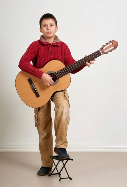 Boy pózuje s akustická kytara — Stock fotografie