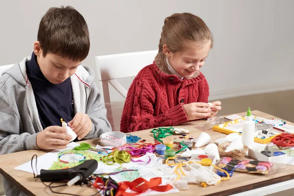 I bambini fanno artigianato e giocattoli, concetto fatto a mano. Opera da lavoro con accessori creativi . — Foto Stock