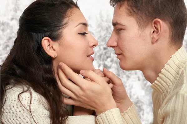 Retrato de casal perto da janela com temporada de inverno, vestido de branco, close-up rosto, amor e conceito de férias — Fotografia de Stock