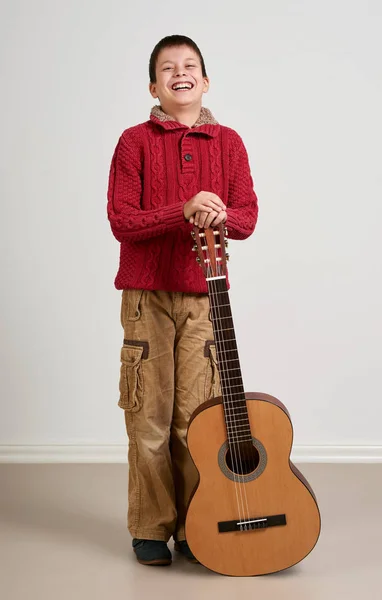 Boy pózuje s akustická kytara — Stock fotografie