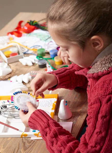 Niño hacer manualidades y juguetes, concepto hecho a mano. Artwork lugar de trabajo con accesorios creativos . — Foto de Stock